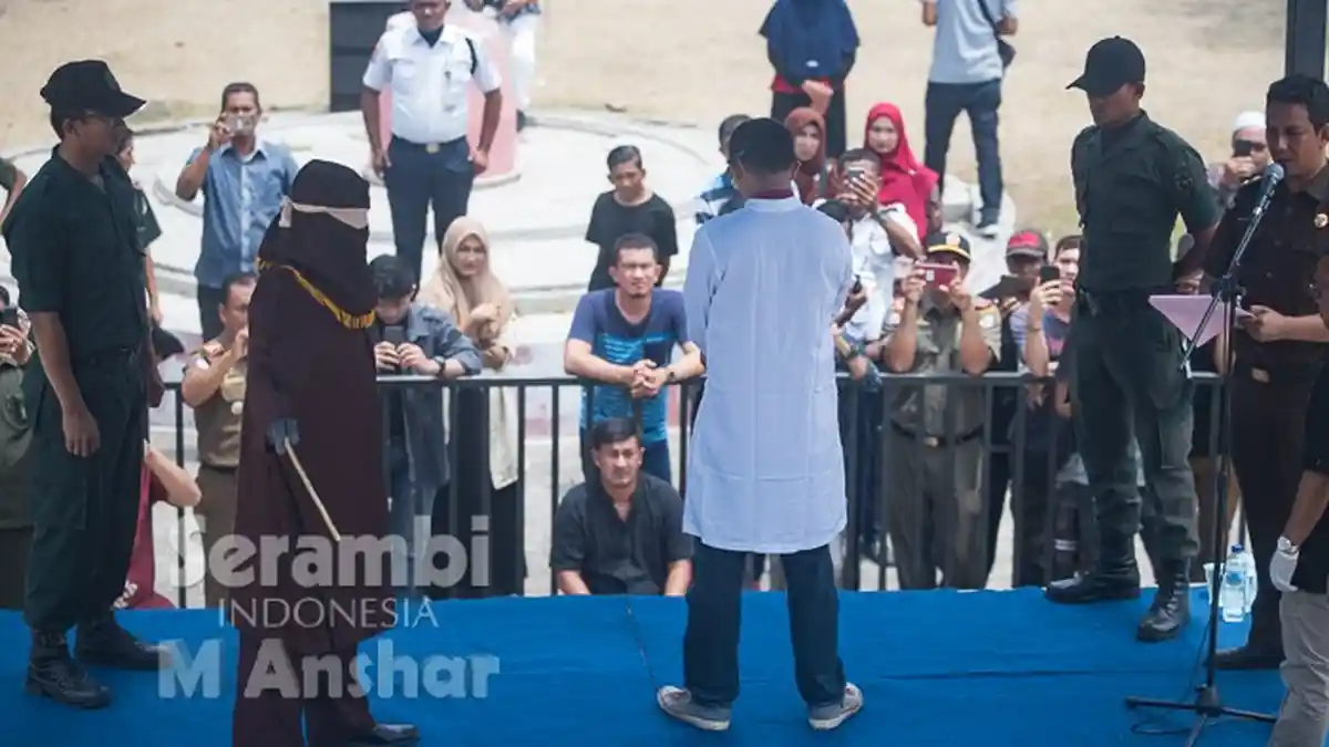 3 Wanita dan 3 Pria Dicambuk di Taman Sari, Karena Ditangkap Mesum di Banda Aceh