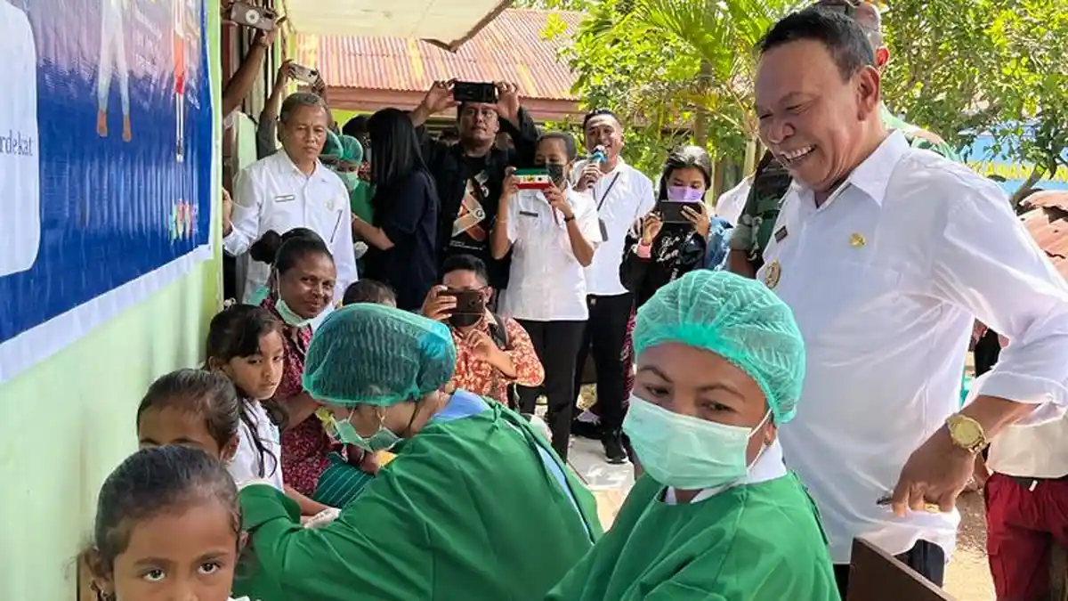 Bupati Kupang Pantau Pemberian Imunisasi Bagi Anak SDN Fatumonas