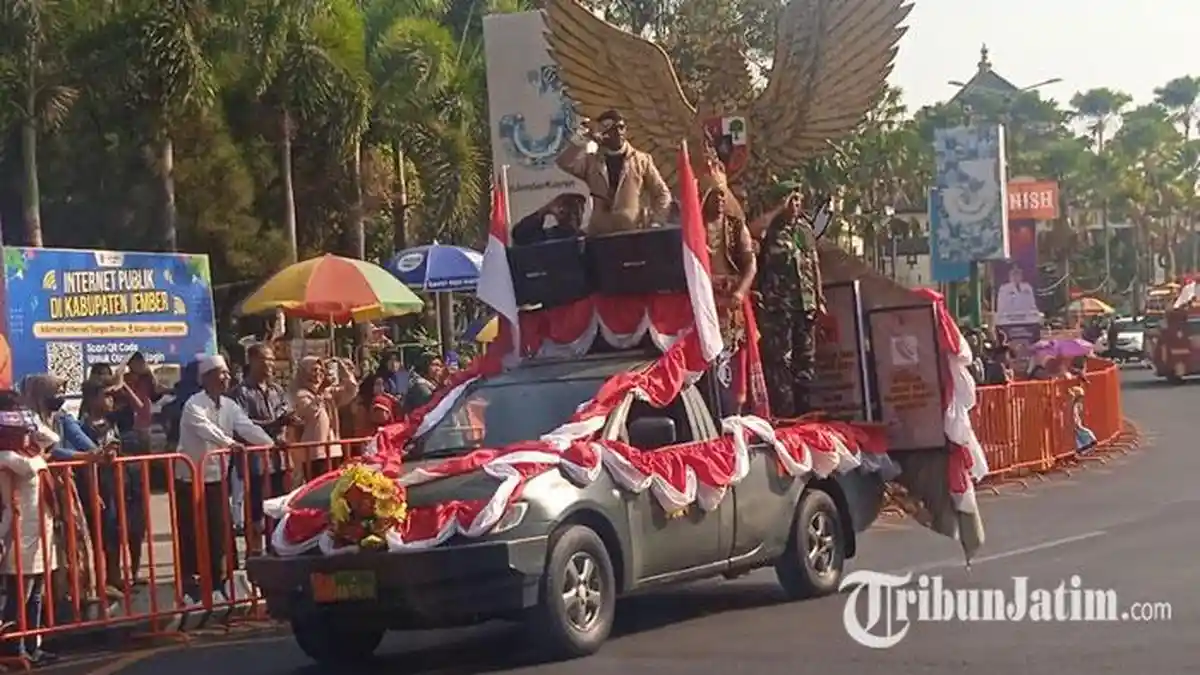 Pawai Mobil Hias di Jember Sukses Curi Perhatian, Jadi Ajang Instansi Pamer Program Layanan