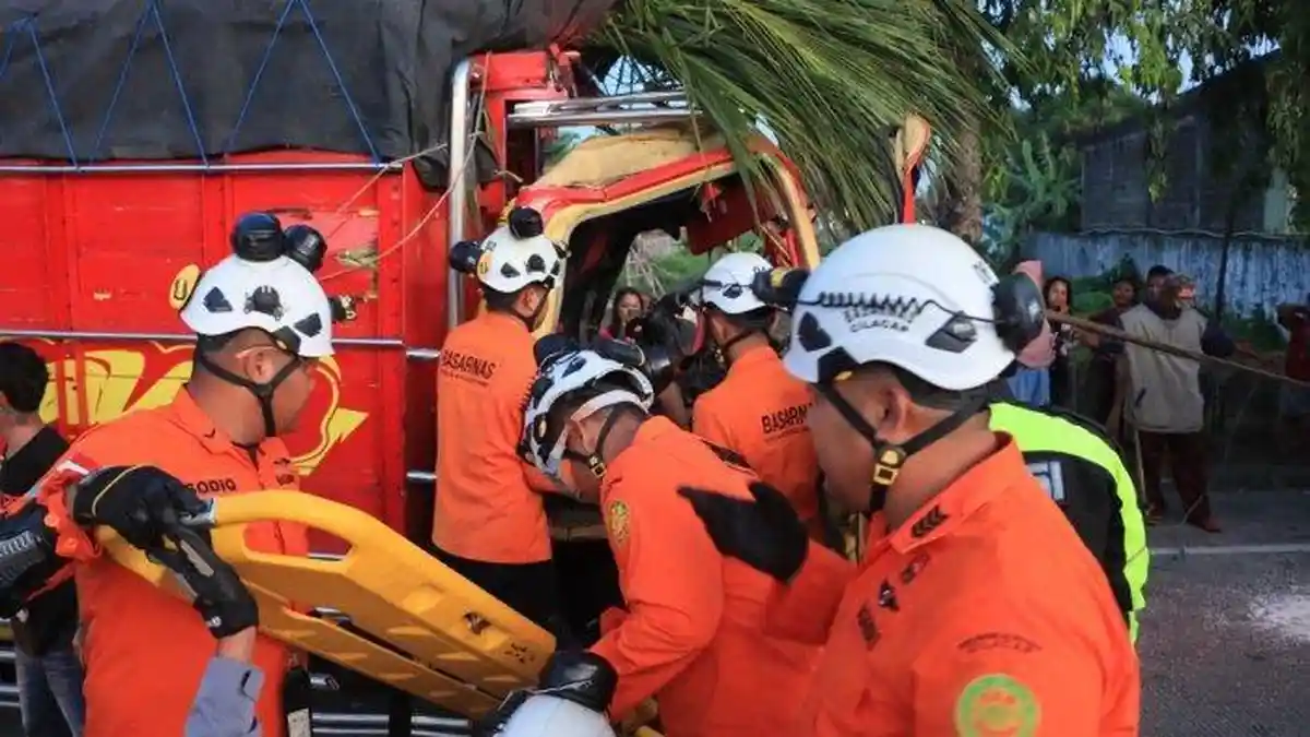 Truk Tabrak Mobil Kontainer di Cilacap Jateng, Dua Orang Tewas Terjepit