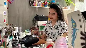 Helena-Alfionitasari-Suryawijaya-melukis-sepatu-di-rumah-produksi-Utapes-Paint-Kota-Malang.jpg