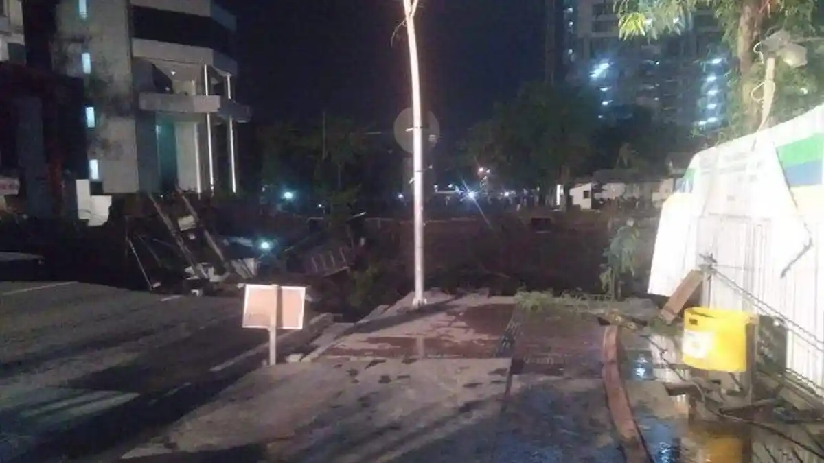 Jalan Raya Gubeng Surabaya Ambles Sedalam 20 Meter, Wali Kota Ungkap Penyebabnya