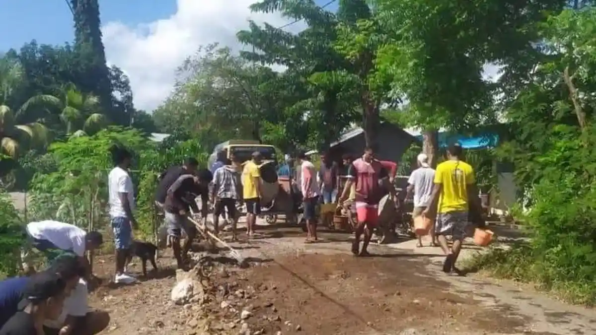 Pemuda di Lembata Gotong Royong Perbaiki Jalan Rusak