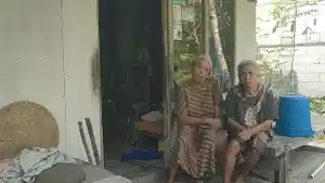 Ukayesih-77-dan-anaknya-Titi-Mulyati-55ibu-dan-anak-penyandang-disabilitas-di-Pangandaran.jpg