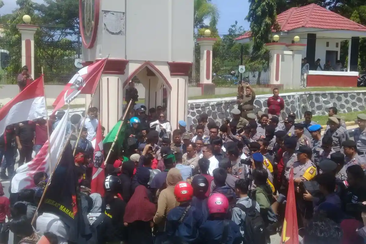 Mahasiswa Desak Pemprov Sulbar Tuntaskan Jalan Poros Ulumanda Majene