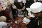 Ibu Uje dan Puluhan Warga Berdoa Didepan Makam Ustaz Jeffri