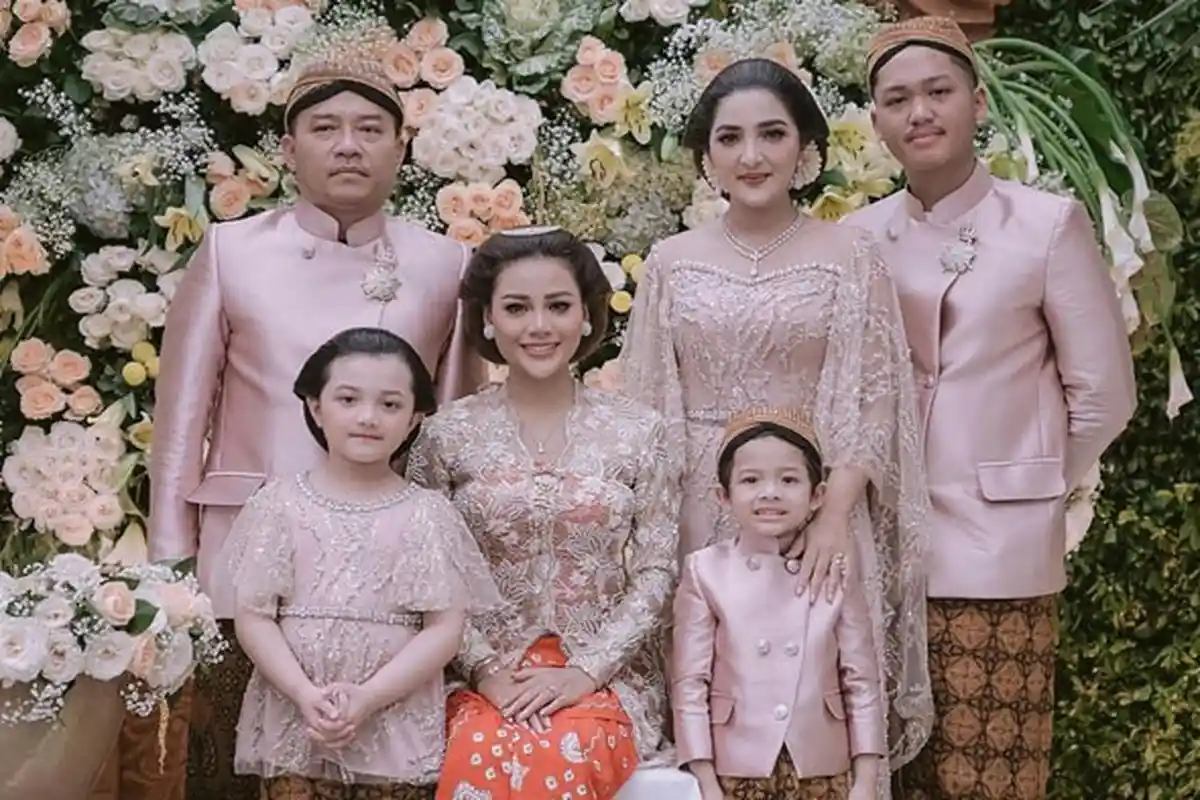 MOMEN Keluarga Hermansyah Tidur Bareng Jelang Aurel Nikah, Azriel Menolak, Ashanty: Selalu Gak Bisa