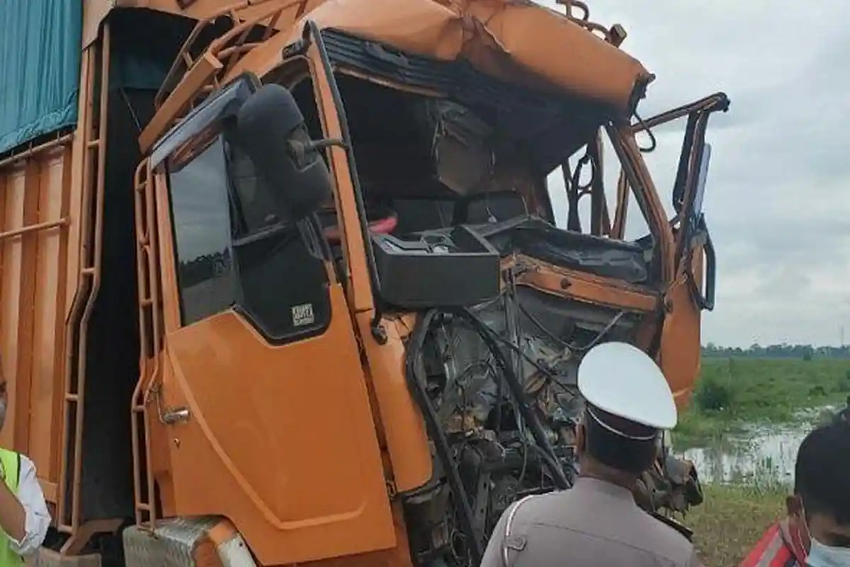 Kecelakaan Maut Pukul 04.30 WIB, Seorang Kernet Tewas Terhimpit Truk Fuso, Sopir Keadaan Mengantuk