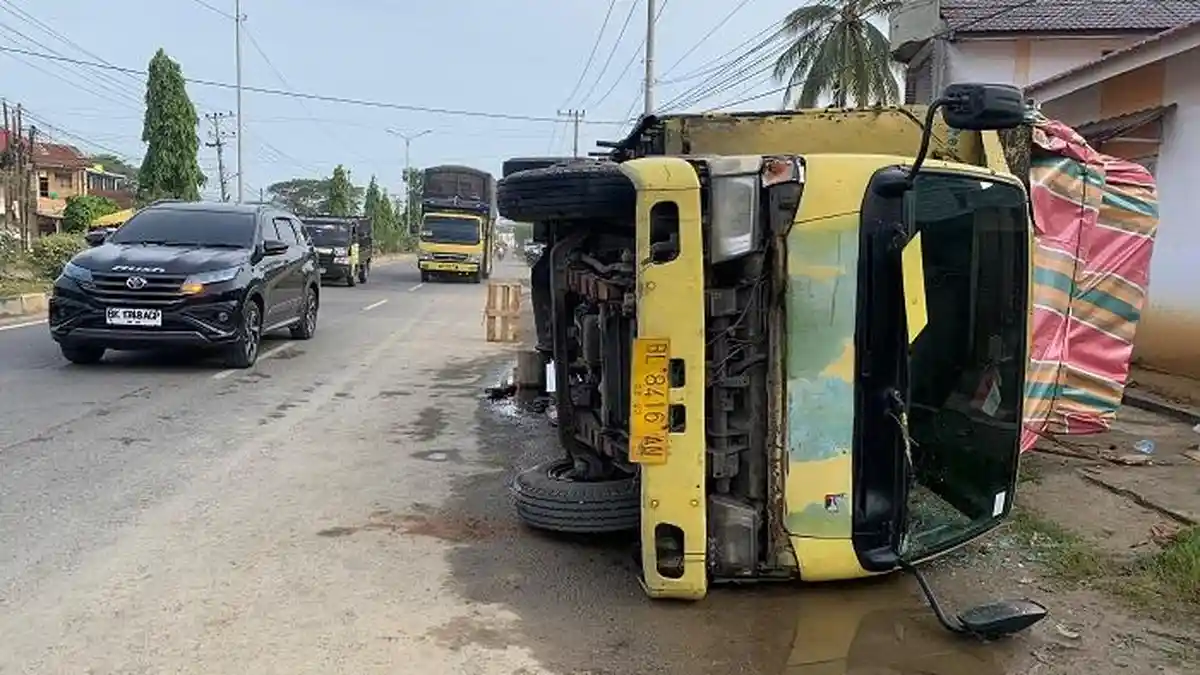 Gagal Ganti Ban, Truk Muatan Karton Terbalik di Jalur Lintas Aceh Tamiang - Serambinews.com