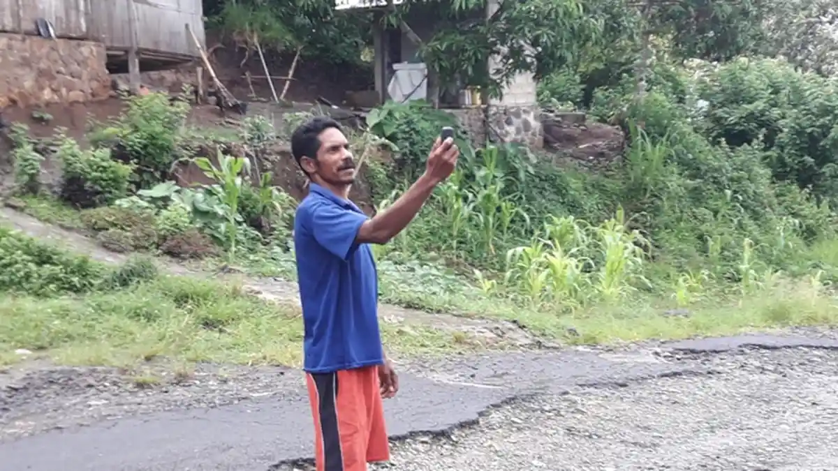 Kisah Warga Kotakeo Cari Signal Hingga ke Boawae