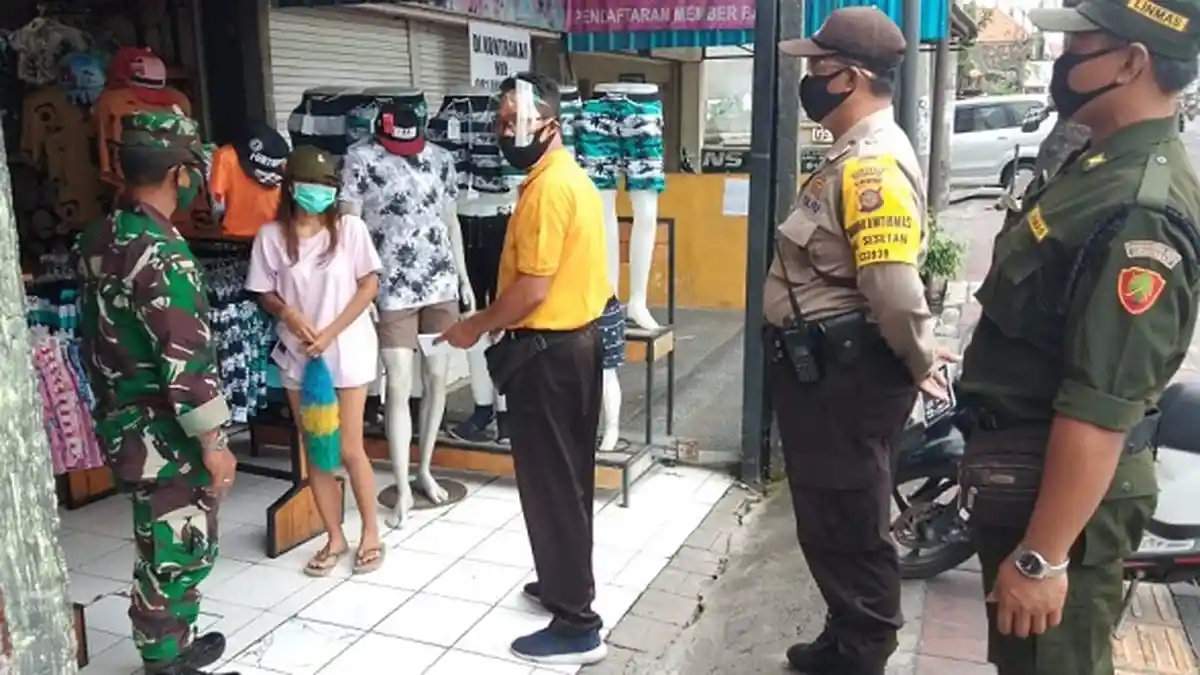 Cegah Penyebaran Covid-19, Desa Adat Sesetan Intensifkan Sidak Protokol Kesehatan di Toko dan Warung