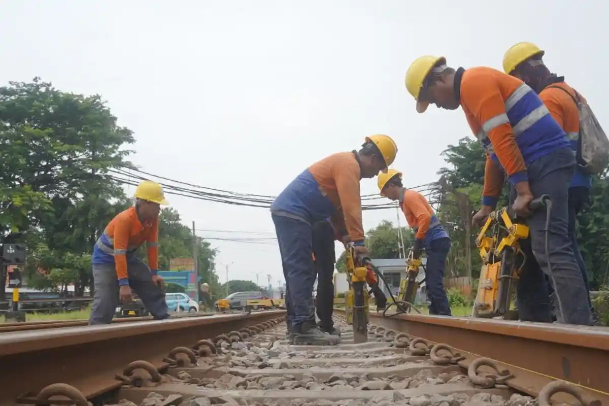 Jelang Mudik Lebaran 2024, KAI Daop 8 Surabaya Intensifkan Perawatan Jalur Kereta Api