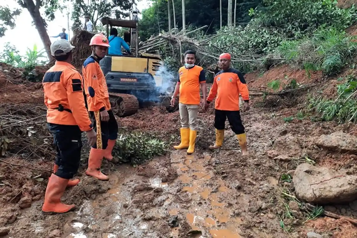 Tebing Setinggi 30 Meter Longsor, Jalan Penghubung Desa Wonorejo-Jatiyoso di Karanganyar Putus