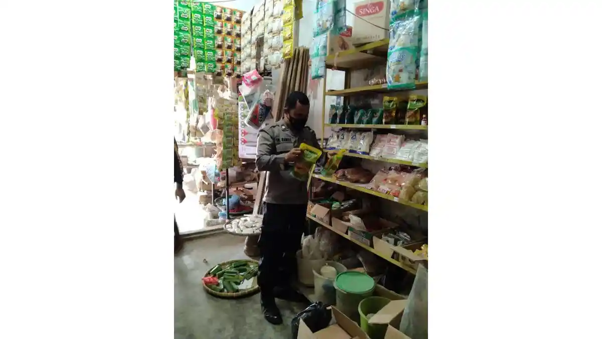 Bhabinkmatibmas Polsek Prapat Janji Monitoring Harga Minyak Curah, Berikut Harganya