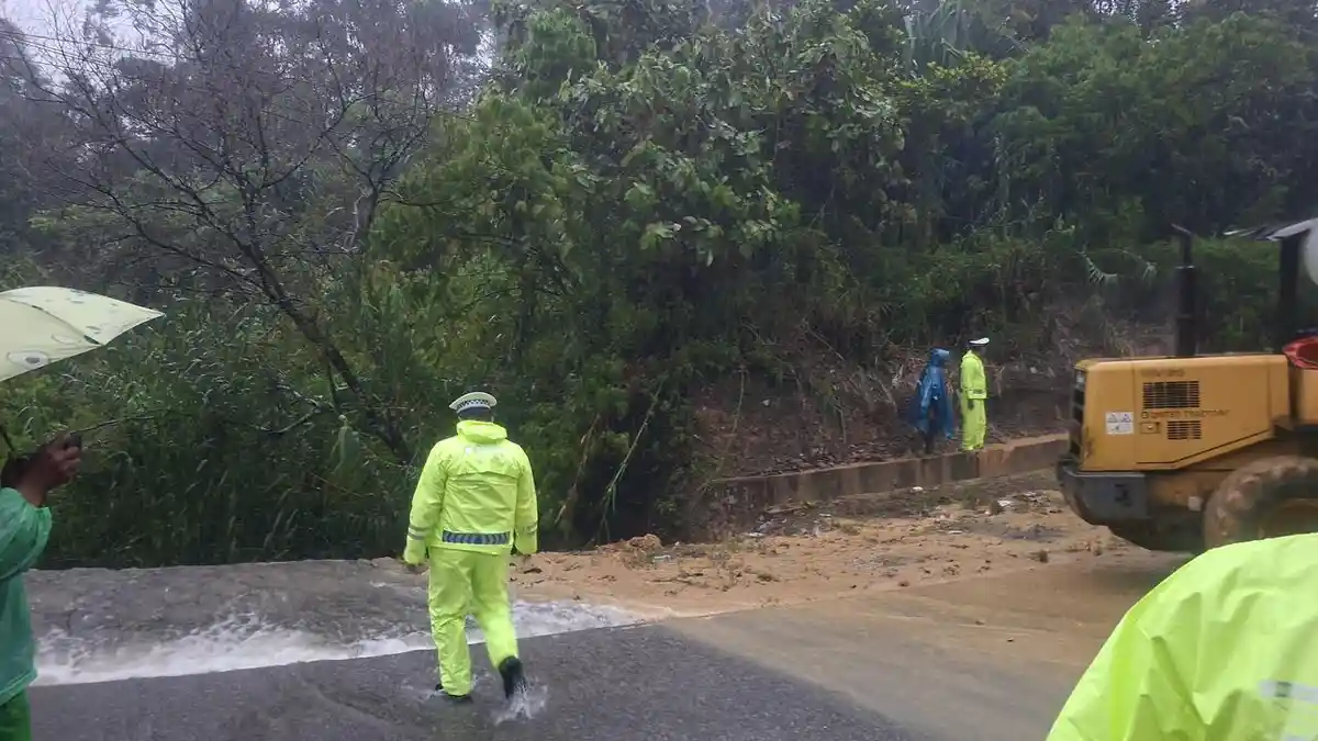 Jalan Solok-Padang Sudah Bisa Dilewati, Sempat Tertutup Longsor Dekat Pabrik Ripha