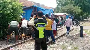 Suasana-di-lokasi-tabrakan-antara-Betor-dan-kereta-api_Medan-Belawan_.jpg