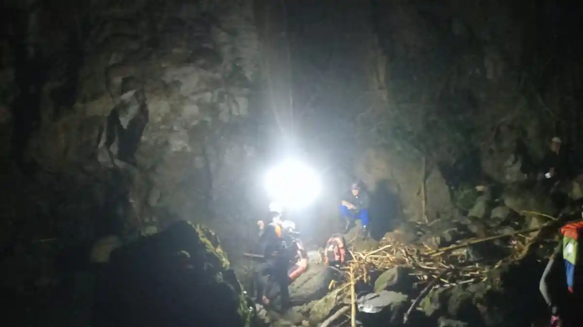 Pegawai BPS Tenggelam Di Air Terjun Tembok Barak Bali, Tim SAR Terkendala Air Keruh Dan Arus Kuat