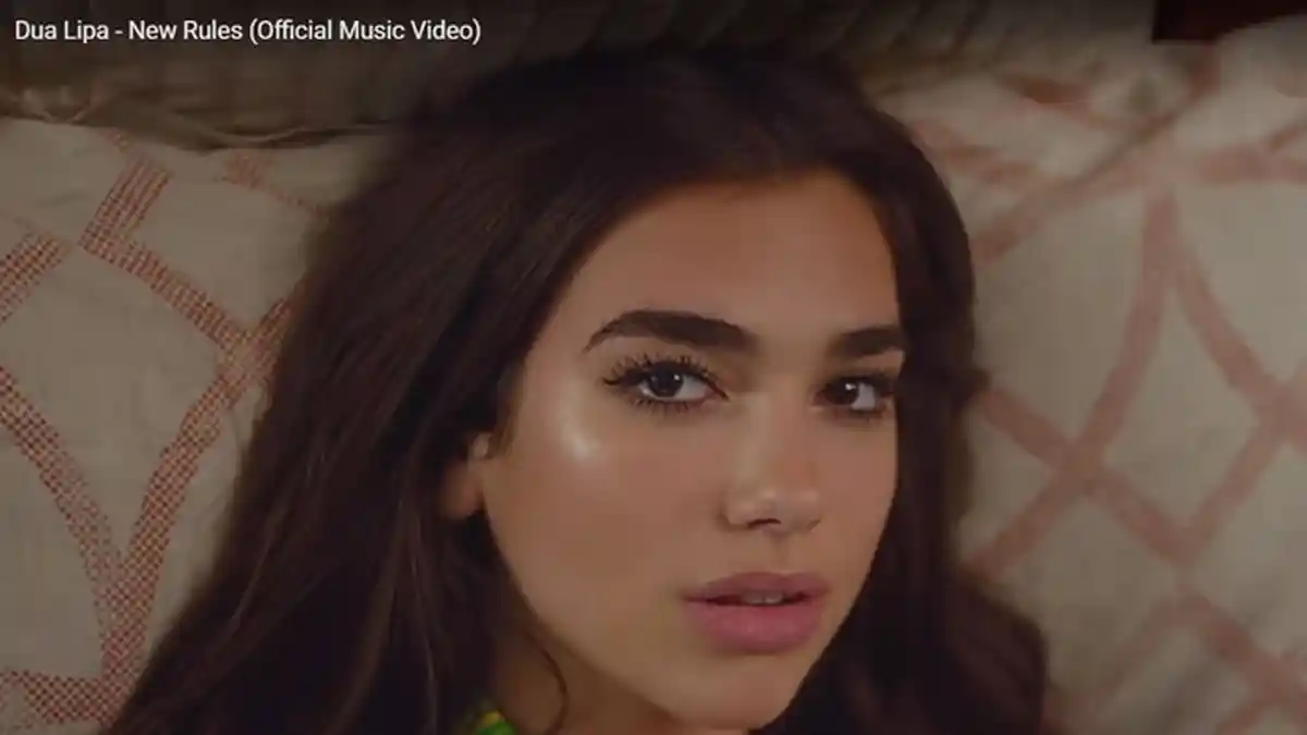 Profil Dua Lipa, Penyanyi Inggris yang Bikin Heboh Warganet Tanah Air, Posting Makanan Mirip Pastel
