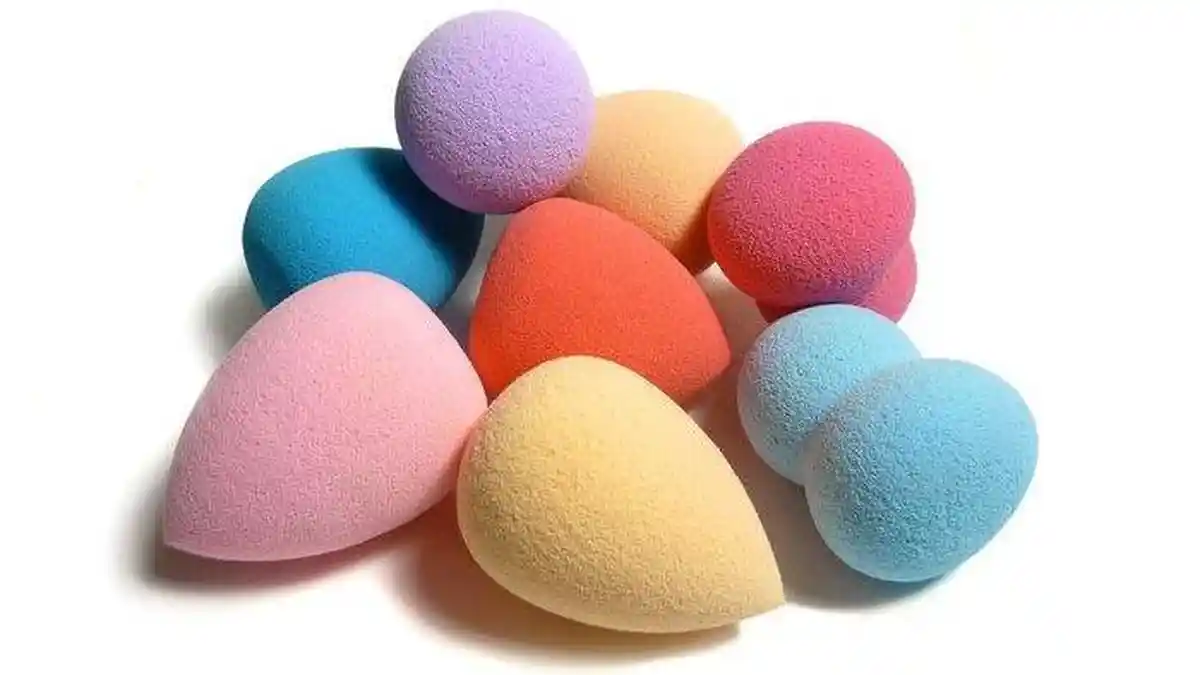 Moms, Spons Kosmetik Paling Rentan Bakteri Lho, Ini Tips Agar Tas Riasan Tetap Bersih