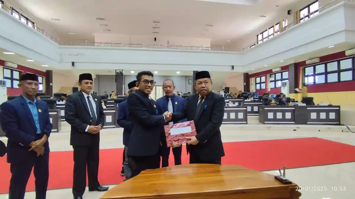 Sekda Pasangkayu Serahkan 3 Rancangan Ranperda ke DPRD Pasangkayu di Rapat Paripurna