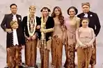 keluarga-krisdayanti-saat-acara-pernikahan-adik-bungsunya.jpg