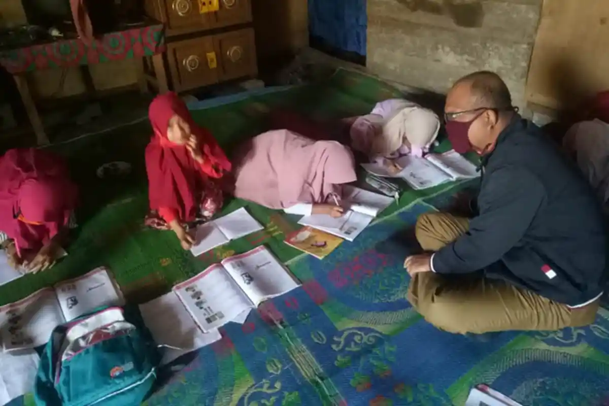 Guru Mengajar Keliling ke Rumah Siswa, Kesulitan Mengajar Daring di Daerah Pedalaman
