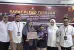 Komisioner-KPU-Sinjai-saat-menyerahkan-santuan-uang-tunai-Rp2-juta-kepada-Sutarni-2332.jpg