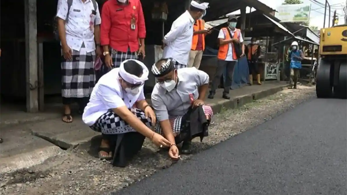 Bupati Tabanan Sidak Pembangunan Jalan untuk Pastikan Program Prioritas Berjalan di Masa Pandemi