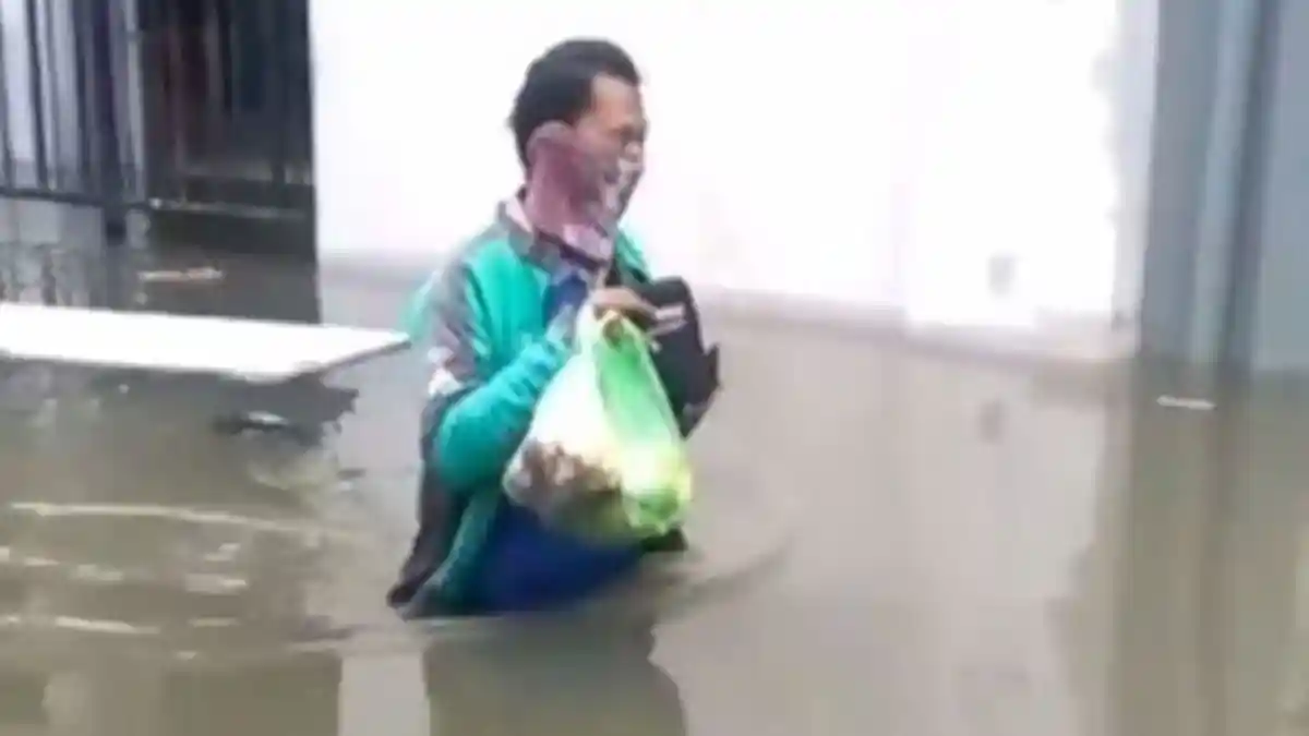 Ini Sosok Ali, Dinobatkan Driver Jempolan Oleh Gojek, 1,5 Jam Terobos Banjir Antar makanan