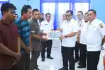 Pj Bupati Halmahera Tengah Serahkan Bantuan Sarana Tangkap dan Budidaya ke 9 Kelompok Nelayan