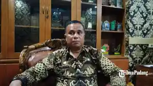 Kepala-Dinas-Perdagangan-Kota-Padang-Syahendri-Barkah-dijumpai-TribunPadangcom-di-ruangannya.jpg