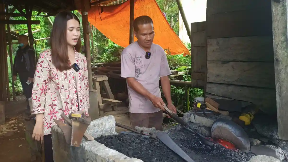 Mengunjungi Lenganeng, Kampung Perajin Parang Khas Sangihe