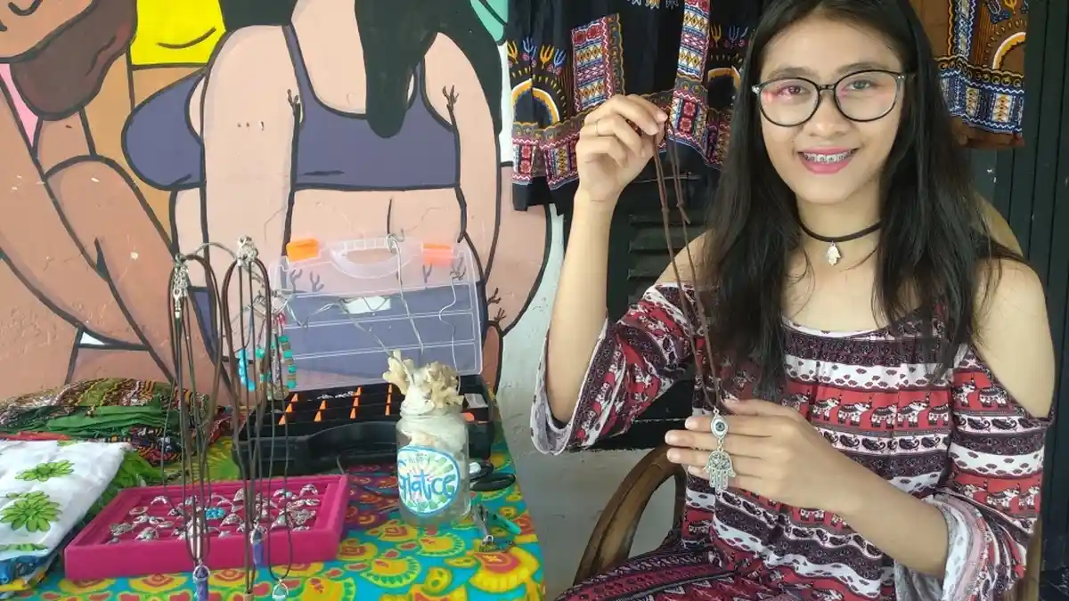Jeli Melihat Peluang Usaha, Perempuan Cantik Ini Buat Aksesori Hippies dan Vintage