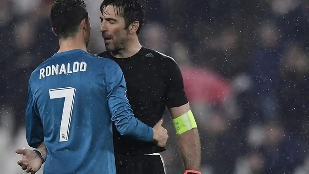 Cristiano Ronaldo Hibur Gianluigi Buffon dengan Cium Pipi dan Pelukan