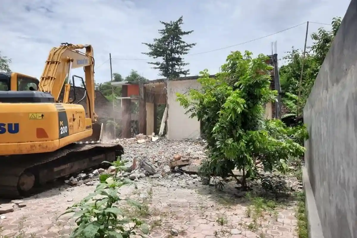 Diduga Istri Selingkuh saat Ditinggal Kerja di Korea, Suami Robohkan Rumah dengan Ekskavator