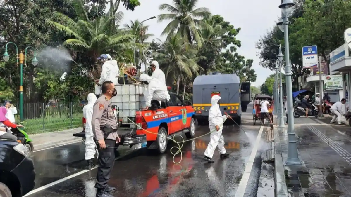 Polres Magelang Lakukan Penyemprotan Disinfektan pada Fasilitas Umum