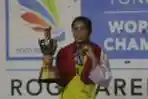 Gregoria Mariska Tunjung Mengangkat Piala dan Medali Emas