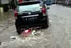 Anak Asyik Bermain Banjir di Jalan Gunung Sahari