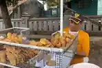Kisah Pemburu Berkah Ramadan di Bandung: Raup Omzet Jutaan dari Gorengan