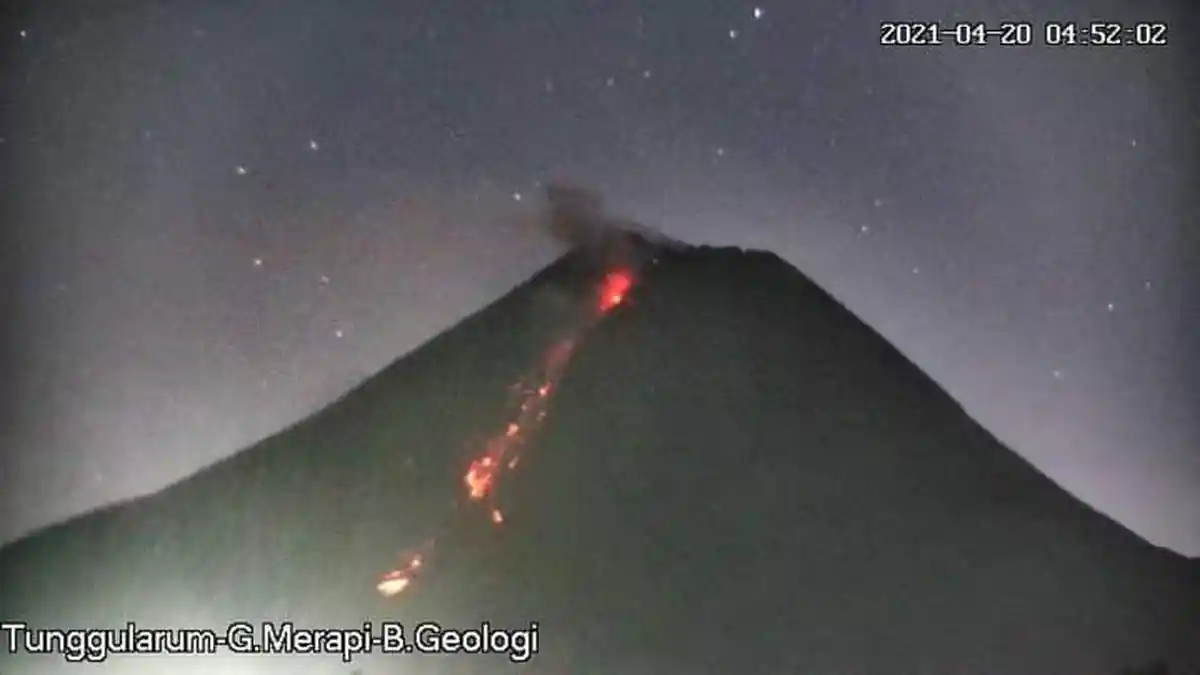 UPDATE Gunung Merapi, Keluarkan 10 Kali Guguran Lava Pijar, Jarak Maksimum Hingga 1,6 Kilometer