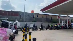 Pengendara-mengantri-mengisi-BBM-subsidi-jenis-pertalite-di-SPBU-bundaran-bandara-Senin-45.jpg