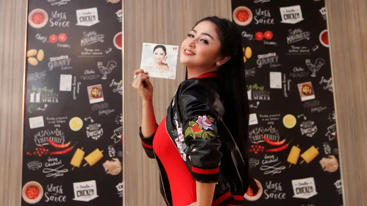 Ogah Galau, Saat Putus Cinta Pun Hati Dewi Perssik Tetap Berbunga-bunga