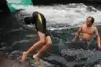 Vania dan Nico Lakukan Atraksi Lompat Salto