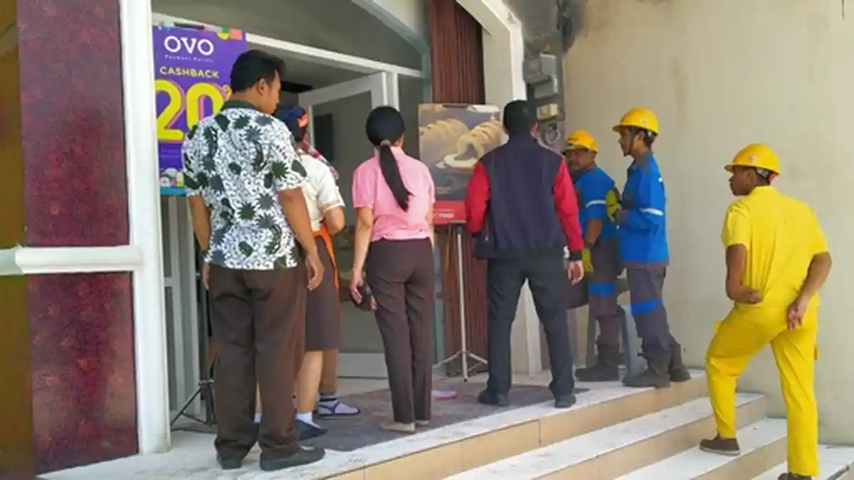 BREAKING NEWS : KWh Meter Holland Bakery Jalan PuriAnjasmoro Semarang Terbakar dan Meledak