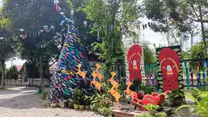 Pohon-Natal-dari-Sandal-Jepit-Meriahkan-Natal-2024-di-Gereja-Santa-Perawan-Maria-Bunda-Kristus-Wedi.jpg