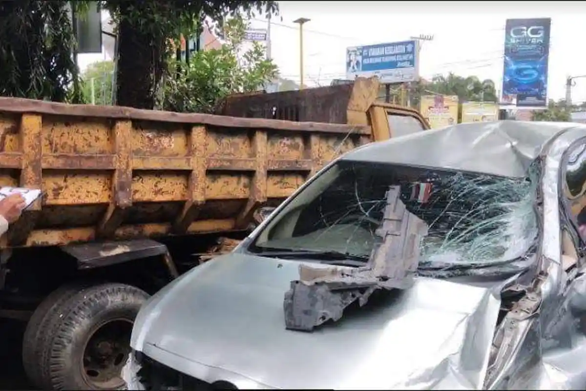 Kecelakaan Tadi Pukul 08.15 WIB, Innova Tabrak 4 Kendaraan Lain hingga Terbalik Menimpa Mobil Dosen