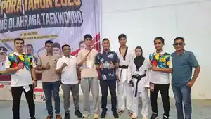 Ketua-KONI-Pidie-Muhammad-berfoto-bersama-dengan-pelatih-dan-atlet-taekwondo.jpg