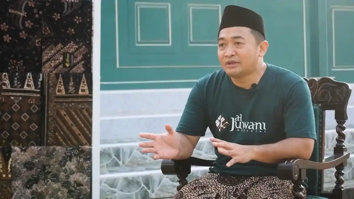 Kisah Gus Tomo, Santri yang Mengangkat Identitas Islam Nusantara Melalui Sarung