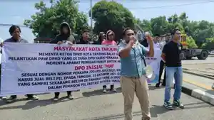 Belasan-warga-Kota-Tanjungbalai-berunjukrasa-di-depan-pintu-masuk-Polda-Sumut.jpg