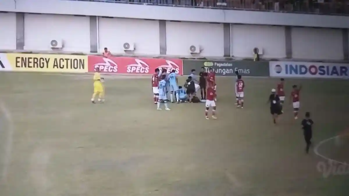 BREAKING NEWS: Pemain Persela Lamongan Kolaps saat Laga Melawan Persekat Tegal